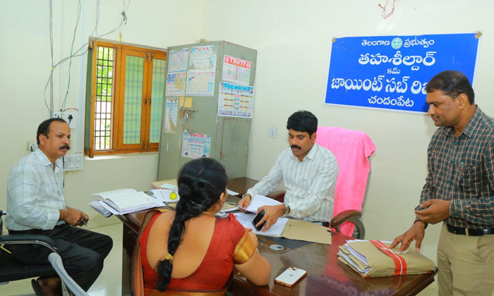  The Collector Made A Surprise Inspection Of The Chandampeta Tahsildar Office, Ch-TeluguStop.com