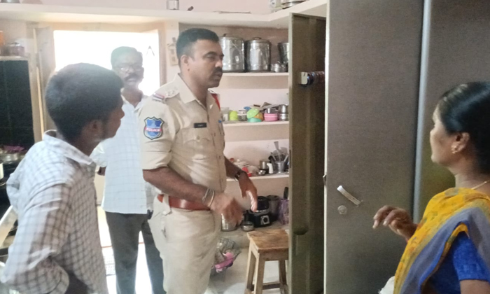  Thieves In Tungaturthi Stole Rs.5 Lakhs , Srinivas , Rs.5 Lakhs-TeluguStop.com