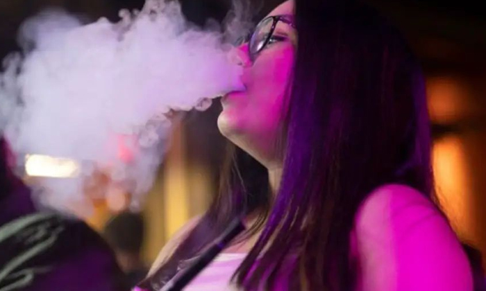  Uk Teenager's Lungs Collapsed After Over Vaping, Uk News, 17-year-old Girl, Kyla-TeluguStop.com