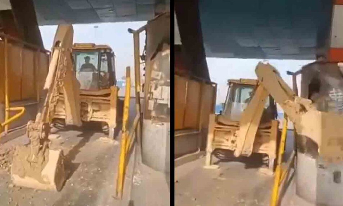  Uttar Pradesh Bulldozer Demolished Hapur Toll Plaza On Asking Toll Tax Viral Vid-TeluguStop.com