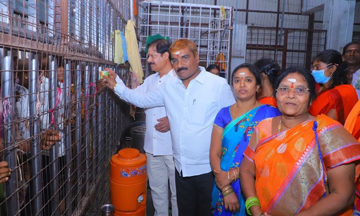  Distribution Of Milk To Rajanna's Devotees-TeluguStop.com