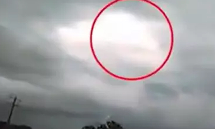  Video Amazing Sight In The Sky Man Walking On Clouds, Viral Video, Viral News, C-TeluguStop.com