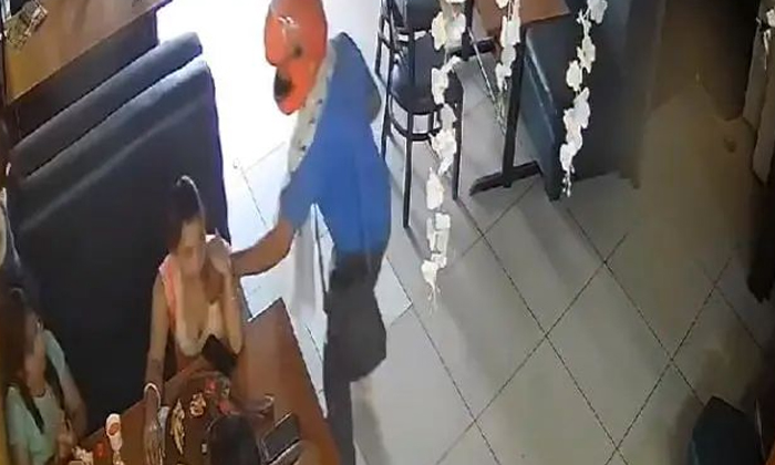  Video Chain Snatcher Who Gave A Dizzying Shock To A Woman Eating Pizza, Panipat,-TeluguStop.com