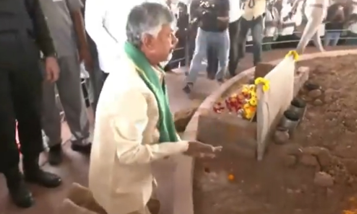  Viral Video Amaravati Cm Bowed Down On His Knees At The Foundation Stone Foundat-TeluguStop.com