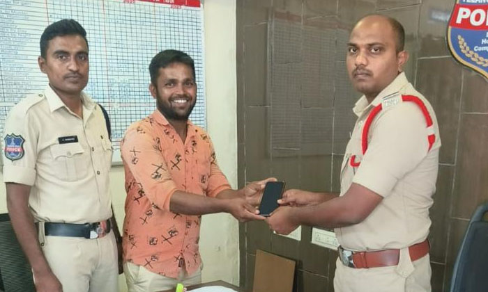  Yellareddypet Police Found And Handed Over The Lost Mobile Phone ,yellareddypet-TeluguStop.com