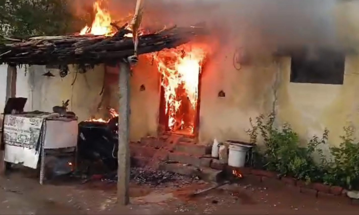  Husband Burnt The House In Anger On His Wife, Husband, Burnt The House , Wife,-TeluguStop.com