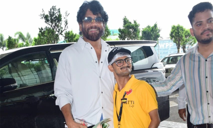  Nagarjuna Hugged Handicapped Fan Who Pushed By His Bodyguard At Mumbai Airport D-TeluguStop.com