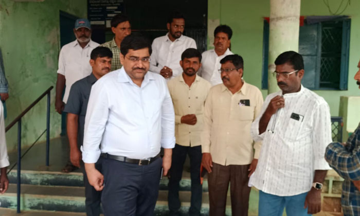  Collector Is Angry With The Work Of Tahsildar And Office Staff-TeluguStop.com