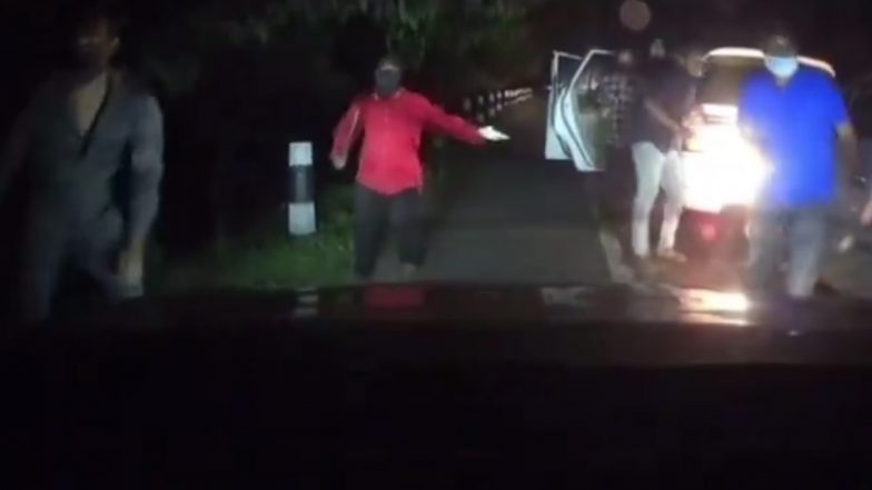  The Video Went Viral The Thugs Tried To Stop The Car On The Highway And Attack W-TeluguStop.com