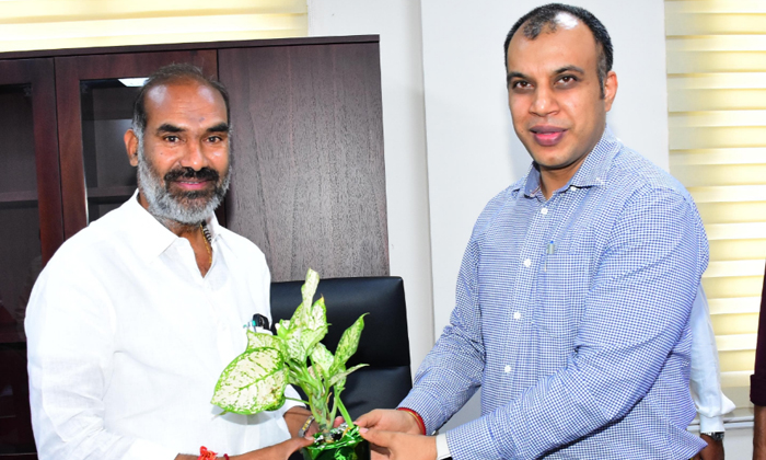  Sircilla Collector Sandeep Kumar Jha Met Mla Adi Srinivas, Sircilla Collector Sa-TeluguStop.com