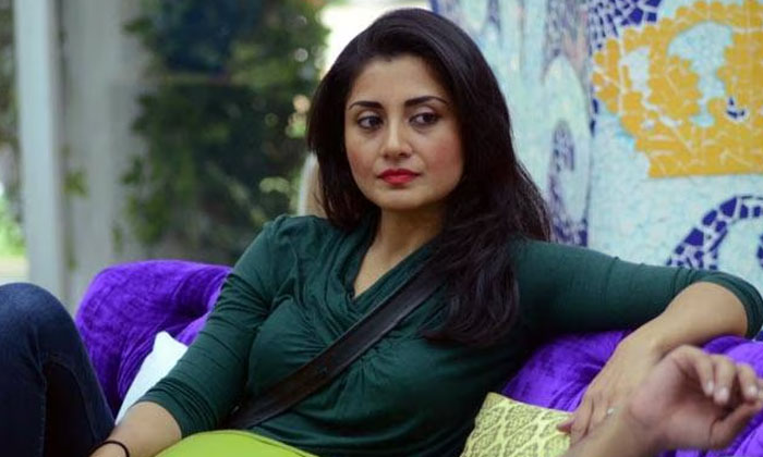  Tollywood Heroine Rimi Sen Comments About Her Friend Details Here Goes Viral In-TeluguStop.com