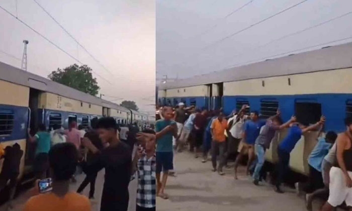  Viral Video In Bihar Some Passangers Are Pussing Train-TeluguStop.com