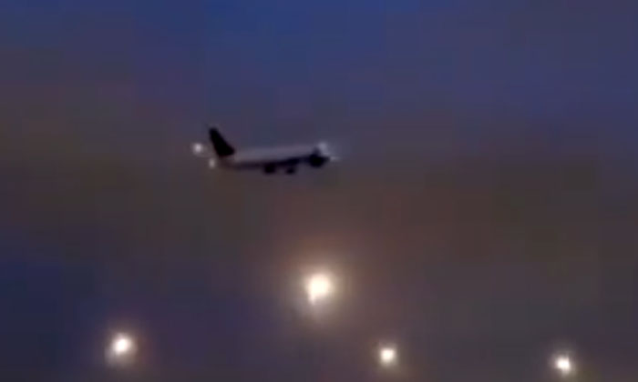  Viral Video Suddenly The Plane Caught Fire The Pilot Immediately , Viral Video,-TeluguStop.com