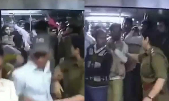  Viral Video Female Police Slap Men Travelling In Ladies Coach In Delhi Metro Det-TeluguStop.com