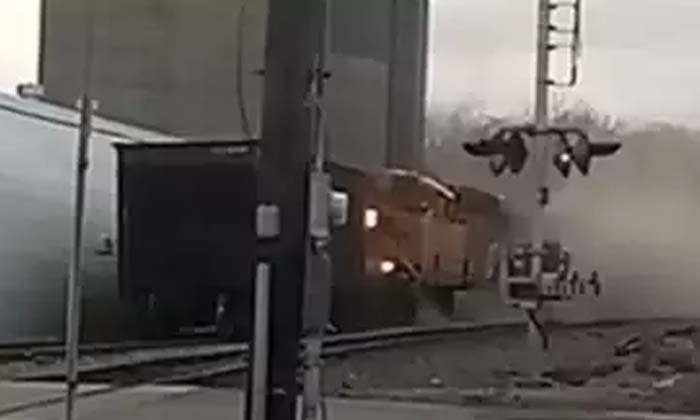  A Shocking Incident In America Made A Train Accident For A Youtube Video, Americ-TeluguStop.com