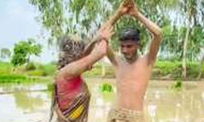  A Young Couple Dancing In The Mud, Nagini Dance, Viral Latest, Viral News, Viral-TeluguStop.com