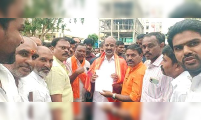  Bjp Leaders Handed Over The Petition To Union Minister Bandi Sanjay, Bjp Leaders-TeluguStop.com