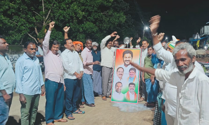  Celebrations In Vilasagar On Farmer Loan Waiver Palabhishekam For Cms Portrait,-TeluguStop.com