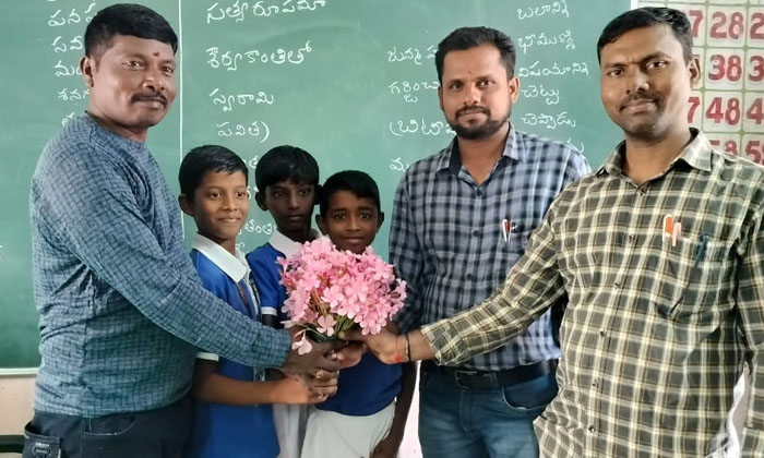  Former Mptc And Students Welcomed The Teacher, Former Mptc , Students , Oggu-TeluguStop.com