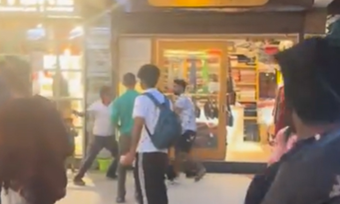  Funny Video Of Girlfriend Fights Shopkeeper To Save Boyfriend Goes Viral, Viral-TeluguStop.com