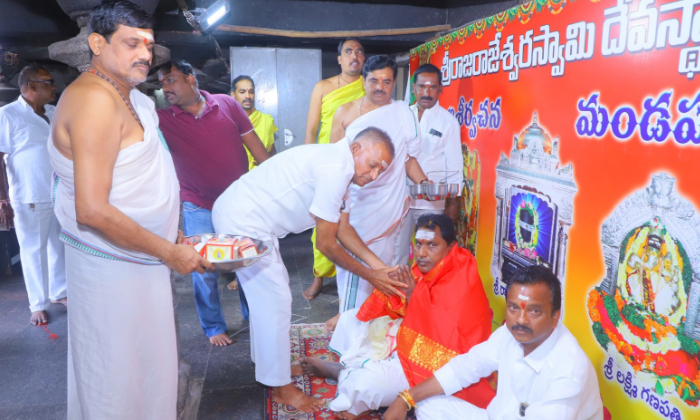  Government Whip Dharmapuri Mla Adluri Laxman Kumar Visited Rajanna Temple, Gover-TeluguStop.com