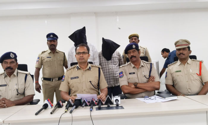  Two Accused Of Gutka Seized Worth Rs.11 Lakh Arrested...! , Gutka Seized, Arres-TeluguStop.com