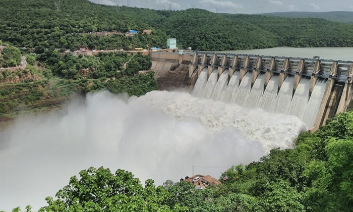  Heavy Flood Water In Srisailam Reservoir, Heavy Flood Water ,srisailam Reservoir-TeluguStop.com