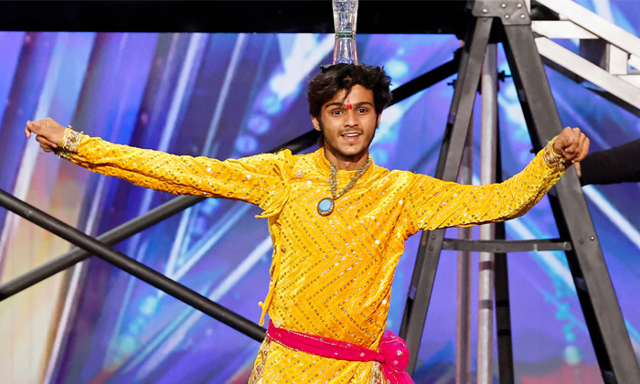  Indias Praveen Prajapat Stuns Americas Got Talent Judges With His Gravity Defyin-TeluguStop.com