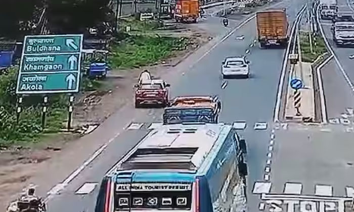  A Car Hit A Person On The Side Of The Road.. Shocking Video Viral , Kudra Budru-TeluguStop.com