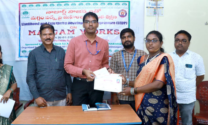  Nabard Ddm Awarded Certificates To The Loom Trainees , Loom Trainees, Nabard Dd-TeluguStop.com