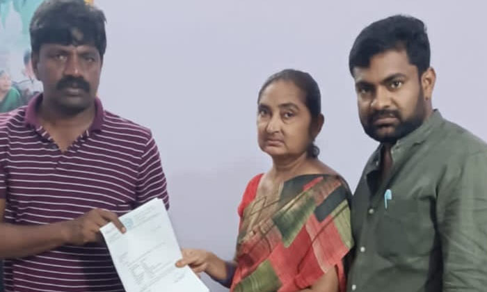  Nakirekal Mla Vemula Veeresham Handed Over The Lvc To The Victims , Nalgonda D-TeluguStop.com