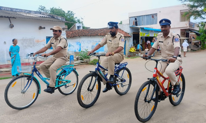  Police Cycle Patrol In Narayanapuram Basti, Police Cycle Patrol ,narayanapuram ,-TeluguStop.com