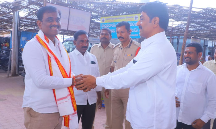  K Vinod Reddy Who Took Charge As The Eo Of Rajanna Temple , Rajanna Sirisilla-TeluguStop.com