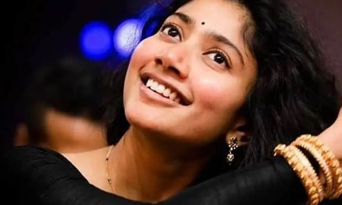  Sai Pallavi Received Another Offer In Bollywood , Bollywood , Sai Pallavi , Varu-TeluguStop.com