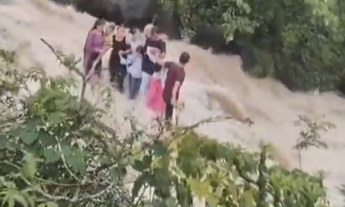  Shocking Video Of Five Family Members Washed Away In Lonavala Falls Viral, Bhush-TeluguStop.com