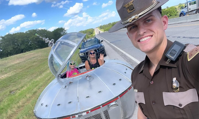  Us Police Halt Ufo-shaped Car On Oklahoma Highway Patrol Trooper Takes Selfie Wi-TeluguStop.com