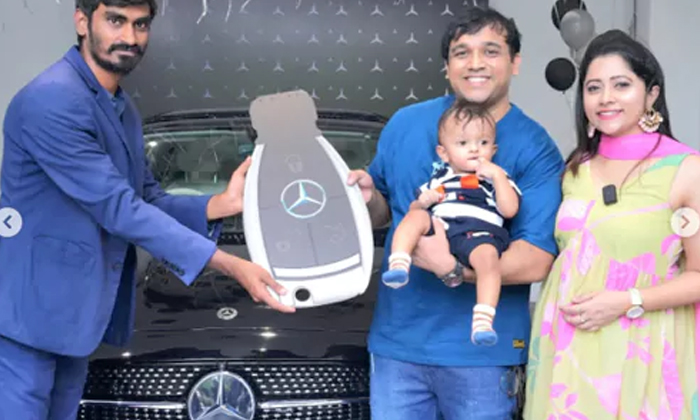  Actress Lahari Buys Benz Car, Actress Lahari, Benz Car, Tollywood, Photos Viral-TeluguStop.com