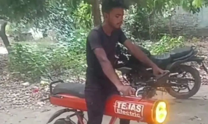  A Young Man Made An Electric Scooter From Garbage , Mohammad Riyaz, 20-year-old,-TeluguStop.com