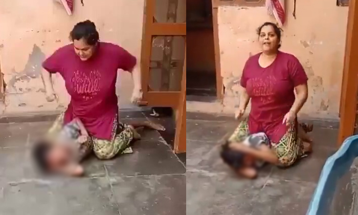  Cruel Mother Sits On Top Of Son Thrashes Mercilessly In Haridwar Video Viral Det-TeluguStop.com
