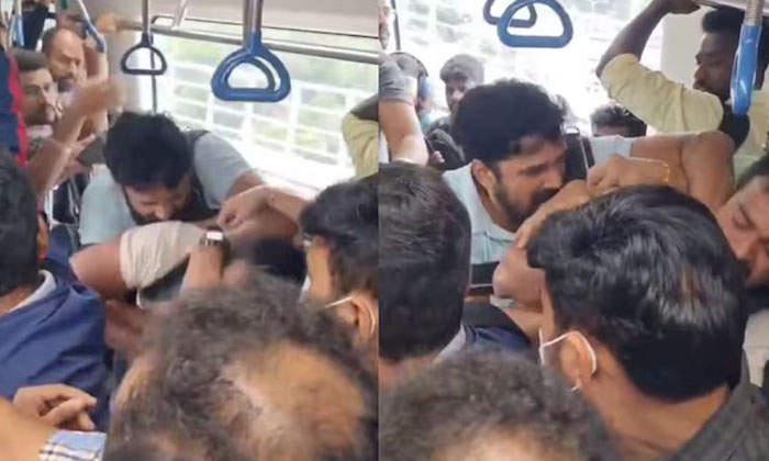  Fight Between Two Passengers Metro Train In Bengaluru , Fight Broke ,out Betwe-TeluguStop.com