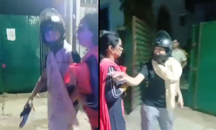  Lady Police Slapped A Neighbor Video Viral, Police Officers, Fighting, Slipper-TeluguStop.com