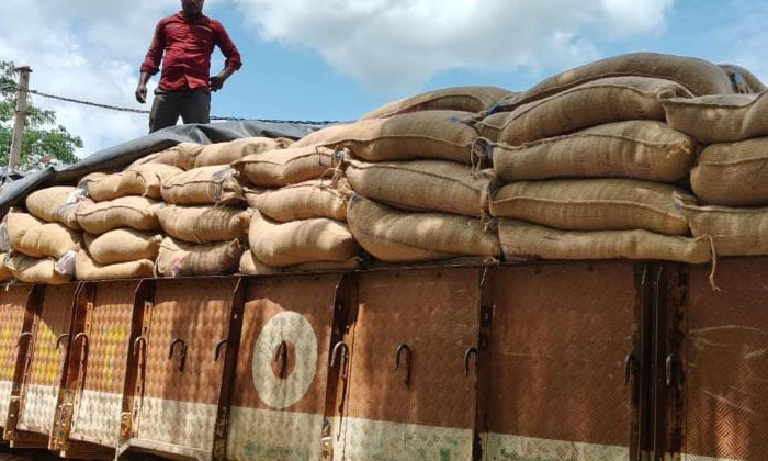  The Police Chased The Lorry And Caught It... It Was Transporting Ration Rice ,p-TeluguStop.com