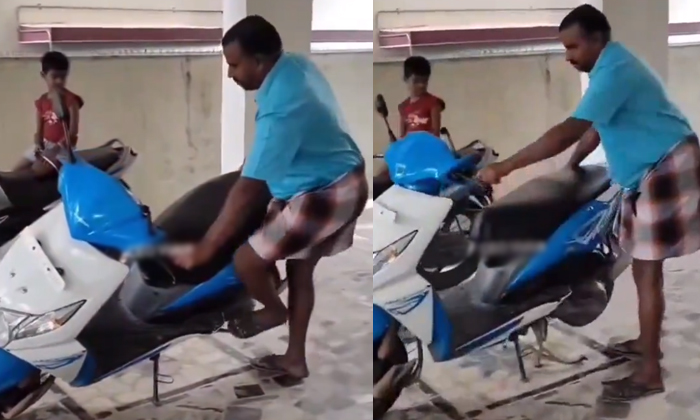  This Man Found Easy Way Use The Scooter Center Stand Details, Viral Video, Scoot-TeluguStop.com