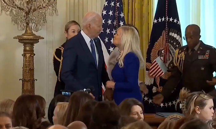  Joe Biden Nearly Kisses Woman , Wife Jill Steps In To Save Him Video Goes Viral-TeluguStop.com