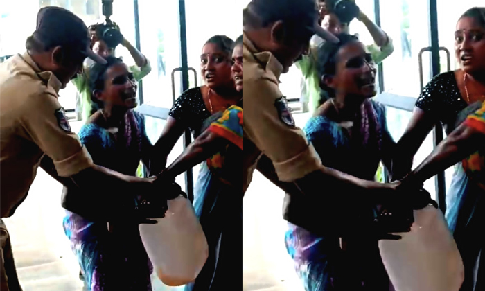  Women Caused A Commotion In The Collectorate, Women , Commotion ,collectorate, S-TeluguStop.com