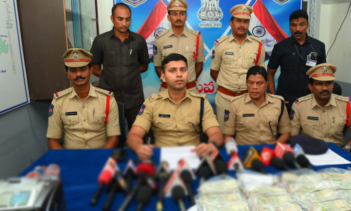  60 Lakh Robbery In The Style Of Blup Master Movie...police Busted It In 24 Hours-TeluguStop.com