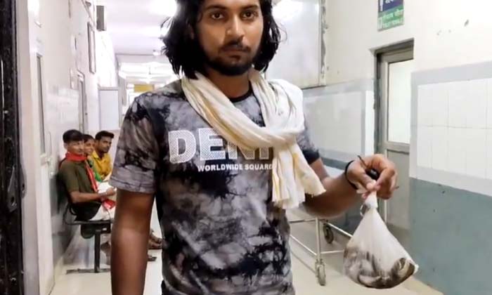  A Young Man Created Chaos In The Hospital By Bringing The Bitten Snake In A Plas-TeluguStop.com