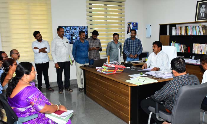  Additional Collector N. Khimya Naik Should Solve The Pending Applications , N. K-TeluguStop.com