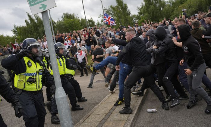  Anti-immigration Protests Turn Violent In Uk Testing New Government Details, Ant-TeluguStop.com