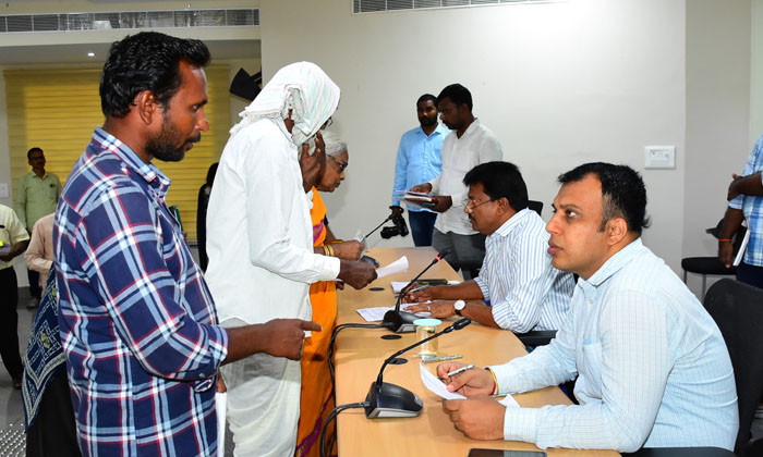  District Collector Sandeep Kumar Jha Received 131 Applications For Prajavani, Di-TeluguStop.com